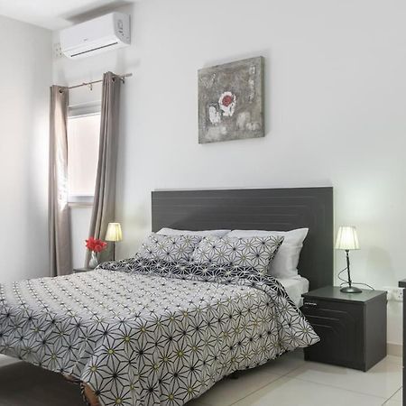 Modern Apt. Close To The Square Сейнт Полс Бей Екстериор снимка
