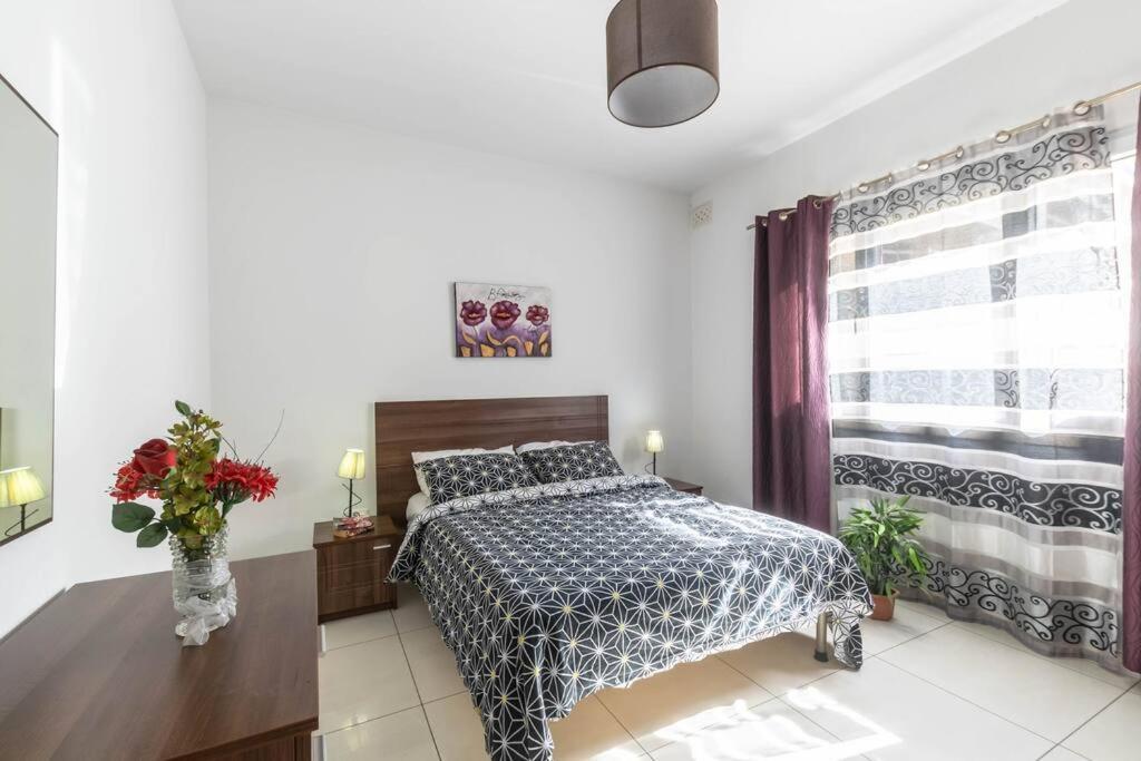 Modern Apt. Close To The Square Сейнт Полс Бей Екстериор снимка