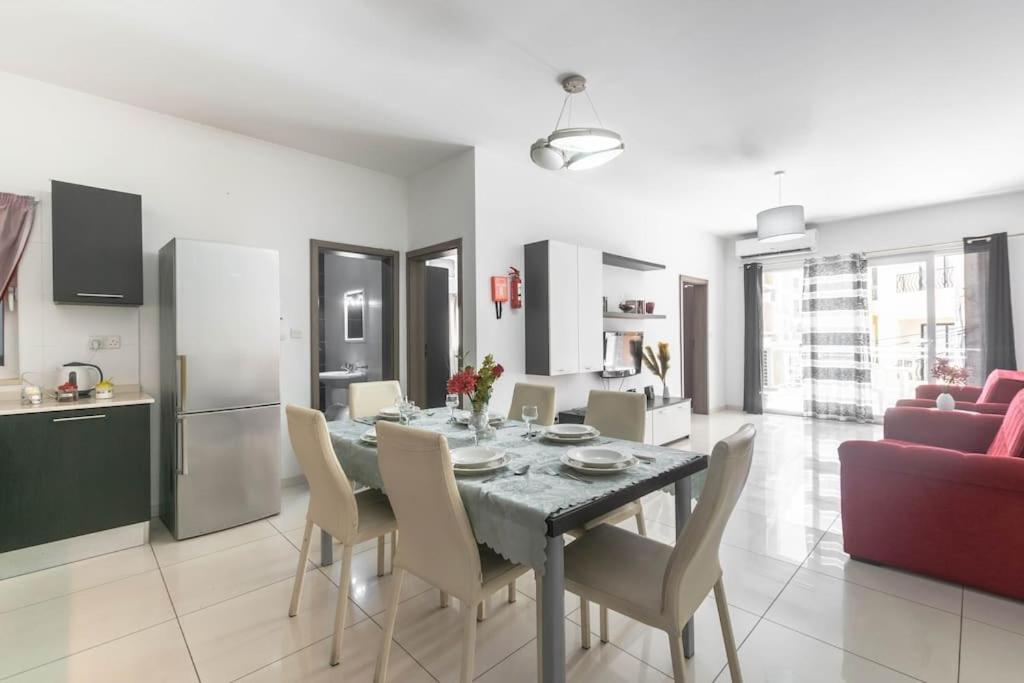 Modern Apt. Close To The Square Сейнт Полс Бей Екстериор снимка