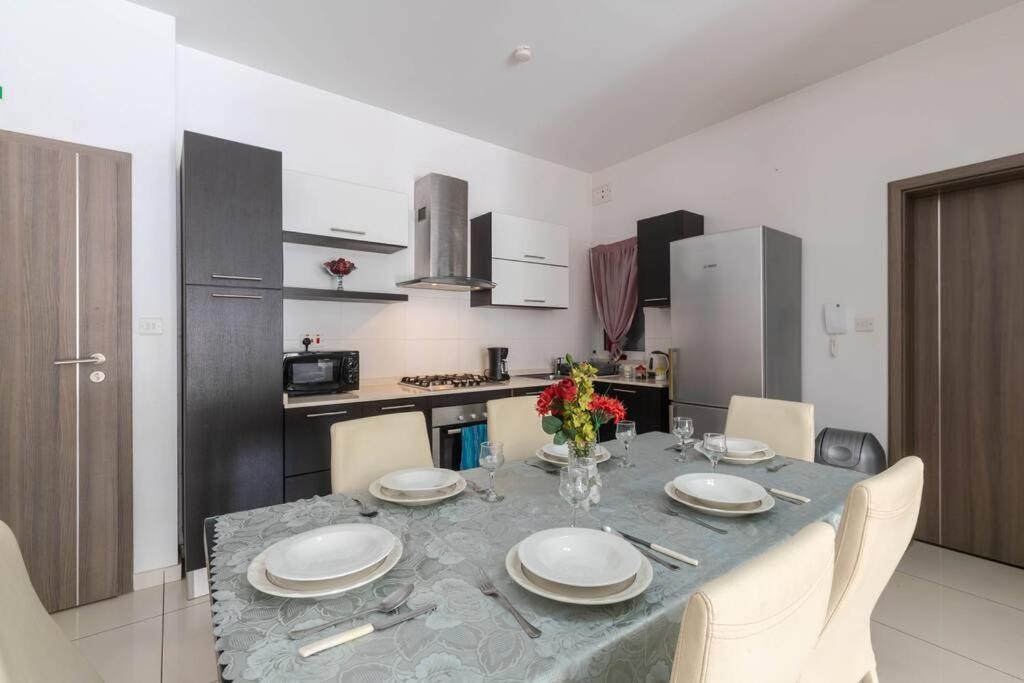 Modern Apt. Close To The Square Сейнт Полс Бей Екстериор снимка