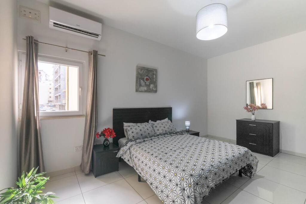 Modern Apt. Close To The Square Сейнт Полс Бей Екстериор снимка