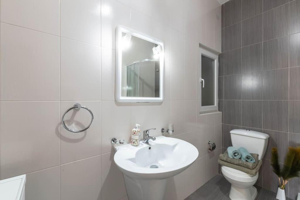Modern Apt. Close To The Square Сейнт Полс Бей Екстериор снимка