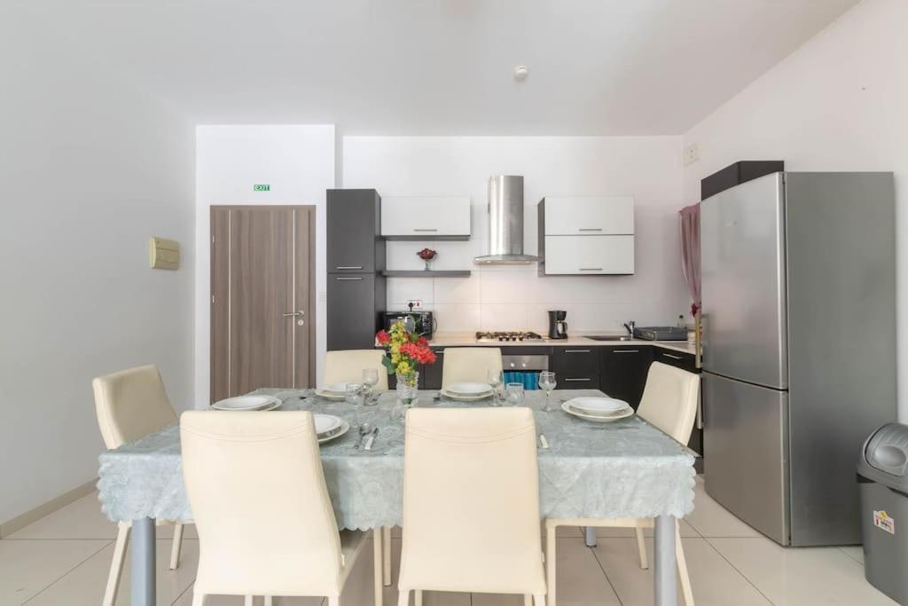 Modern Apt. Close To The Square Сейнт Полс Бей Екстериор снимка